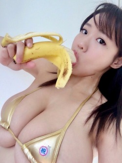 sweet-asian-babe:  Banana. ❣️  Find more