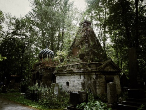 bouscram:  Le tombeau dans la jungle (Cimetière juif de St. Petersbourg)