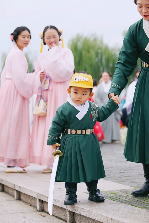 mingsonjia:Little boy wearing Hanfu He is wearing a Ming Dynasty-style “Yesa/曳撒“ from 流烟昔泠.