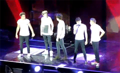 straycatstyles:  Harry kisses Niall. Niall hits Harry’s bum. (x) 