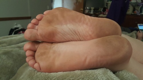 lizzies-pet:@joesgoddess33 had me clean her dirty feet a little bit earlier. Here’s a before and aft