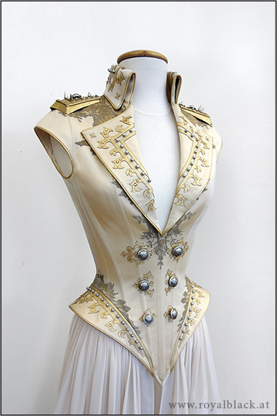 redthreadedcostumes:nerdofwar:Incredible corset/captain coat mashup from Royal Black Couture and Cor