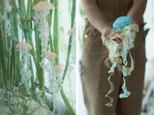 showslow:  Inspired by the ever-changing underwater life, Portland-based multidisciplinary artist Sayuri Sasaki Hemann creates a breathtaking jellyfish aquarium, titled ‘Underwater Flight’ in a place where you least expect it, the Portland International