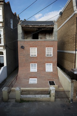 zeroing:  Alex Chinneck caused a stir with the clever remodeled facade of an old ruinous house in the Cliftoncille district: it lays half slid down in the front yard and now reveals the emptied upper floor. Especially striking is that everything of the