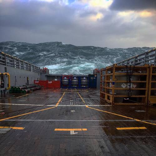 viralthings:Extreme waves in the North Sea
