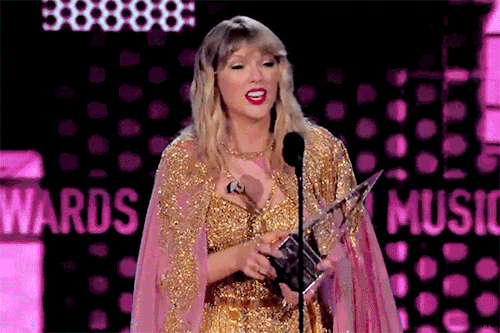 iforgotthattaylorexisted: Taylor winning Artist of the Year in 2009 and Artist of the Decade in 2019