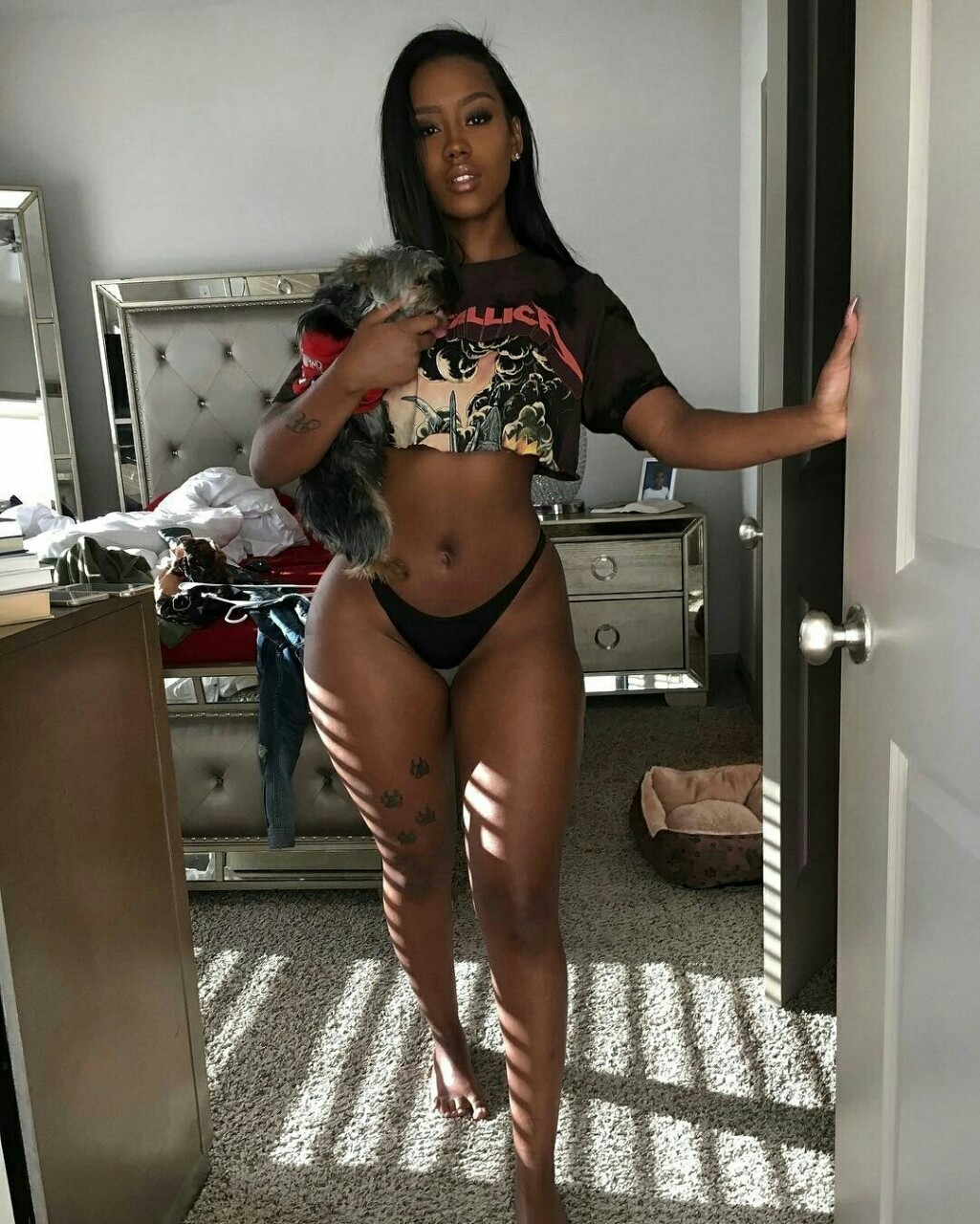 chocolatecakesandthickmilkshakes:  handsonexperiencexxx:  (via TumbleOn)  Them thighs