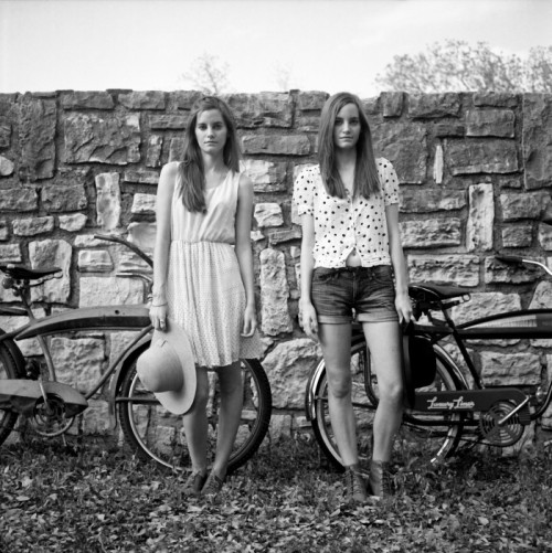 femmeetvelo: A photo of mine floating around without credit.  “Models: Ashley and Leslie Saun