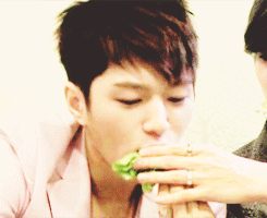 eteru:  7/∞ reasons to love Kim myungsoo → his eating is the most precious thing