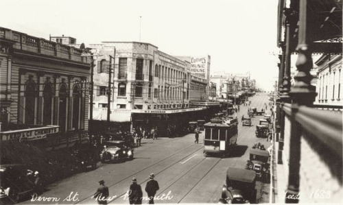 A tram on Devon Street in New Plymouth (New Zealand, 1930s).