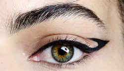 abigaildonaldson:  Graphic winged liner by Val Garland at Hervé Léger Fall/Winter 2014 