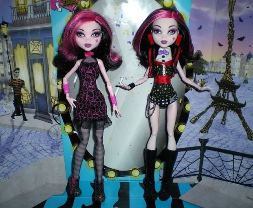 &ldquo;Roadster&rdquo; Draculaura(s).Left, basic (new bracelets, tights &amp; shoes). Ri