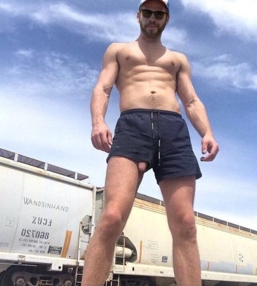 famousmaleexposedblog: Liam Hemsworth alleged pic ..Fake or not…Hot!Follow me for more Naked Male Ce