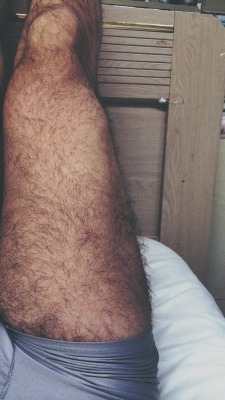 bromofratguy:  Love hairy legs