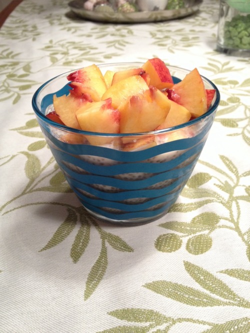 yesterday’s night snack! vanilla chia seed pudding topped with a peach! tried it out for the f