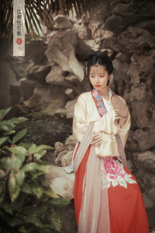 fouryearsofshades: 江南桃花家 Traditional Chinese Hanfu. This outfit comprises a yellow-and-pink waist-hi