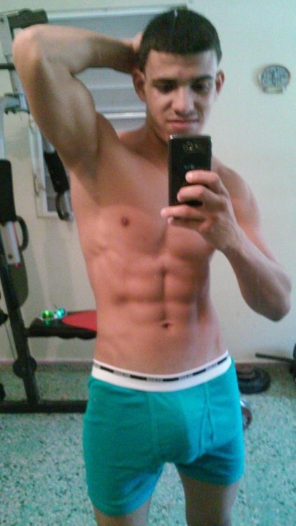 sexyboy-29:  antojitocriollo:  Roger bien caliente de Lajas, PR  Wow q rico esta el condenaoooo 