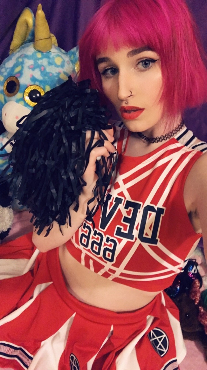 lilbitoflydia:  im bitchin’, great hair, the boys all love to stare💋 public