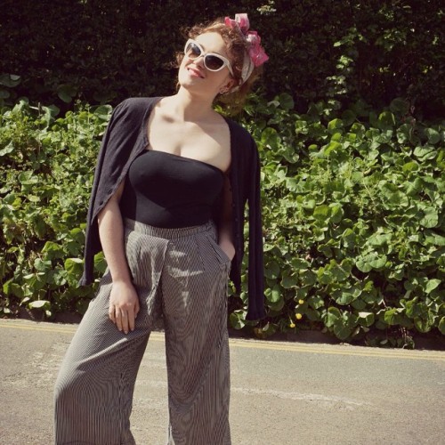 Sunning my self ☀️ (link to blog post in bio) #fblogger #pinup #thebloggerprogram #powderuk #ootd