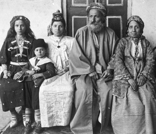 Iraqi Chief Rabbi Hakham Ezra Dangoor and family in Baghdad, 1910