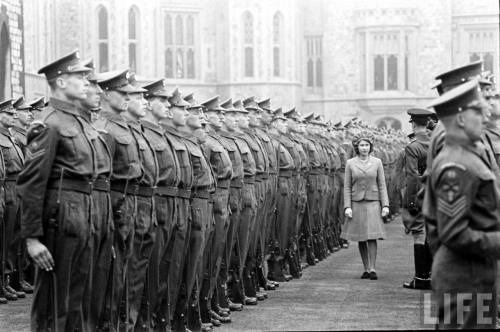 Princess Elizabeth reviews the troops(David E. Scherman. 1942)