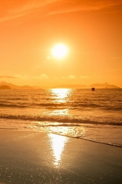 heaven-ly-mind:  Sunrise In Copacabana-RJ Brazil by Klei Simões on 500px 