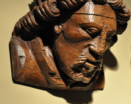 A pair of English medieval oak crowned head corbels (c. 1480-1500) dimensions: 7.5" X 8" X