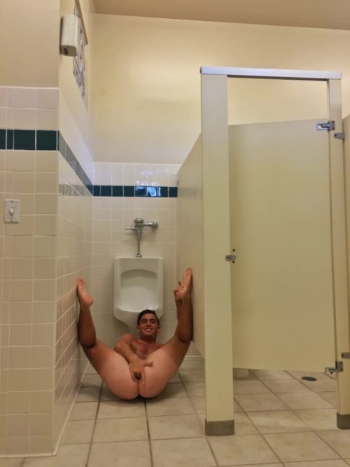 kiddoc59:  daddyscot:  cakebossx:  There’s a few bottoms from tumblr I wanna smash before I die and he’s one of them 😘😘😘 Bottoms smash bottoms too  I would eat his shit  Mmm boy needs cock
