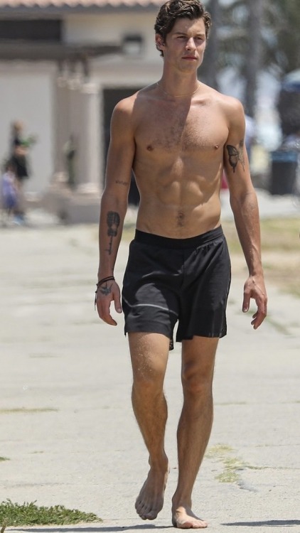 hunk-heaven:SHAWN MENDES in Santa Monica (July 23, 2022)