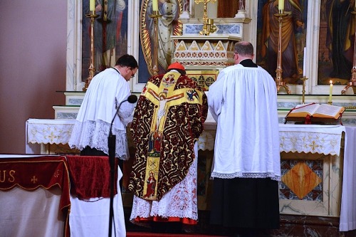 Pontifical Low Mass with Raymond Cardinal Burke Source: www.newliturgicalmovement.org/20