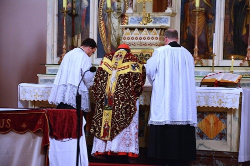 Pontifical Low Mass with Raymond Cardinal Burke Source: http://www.newliturgicalmovement.org/2014/09