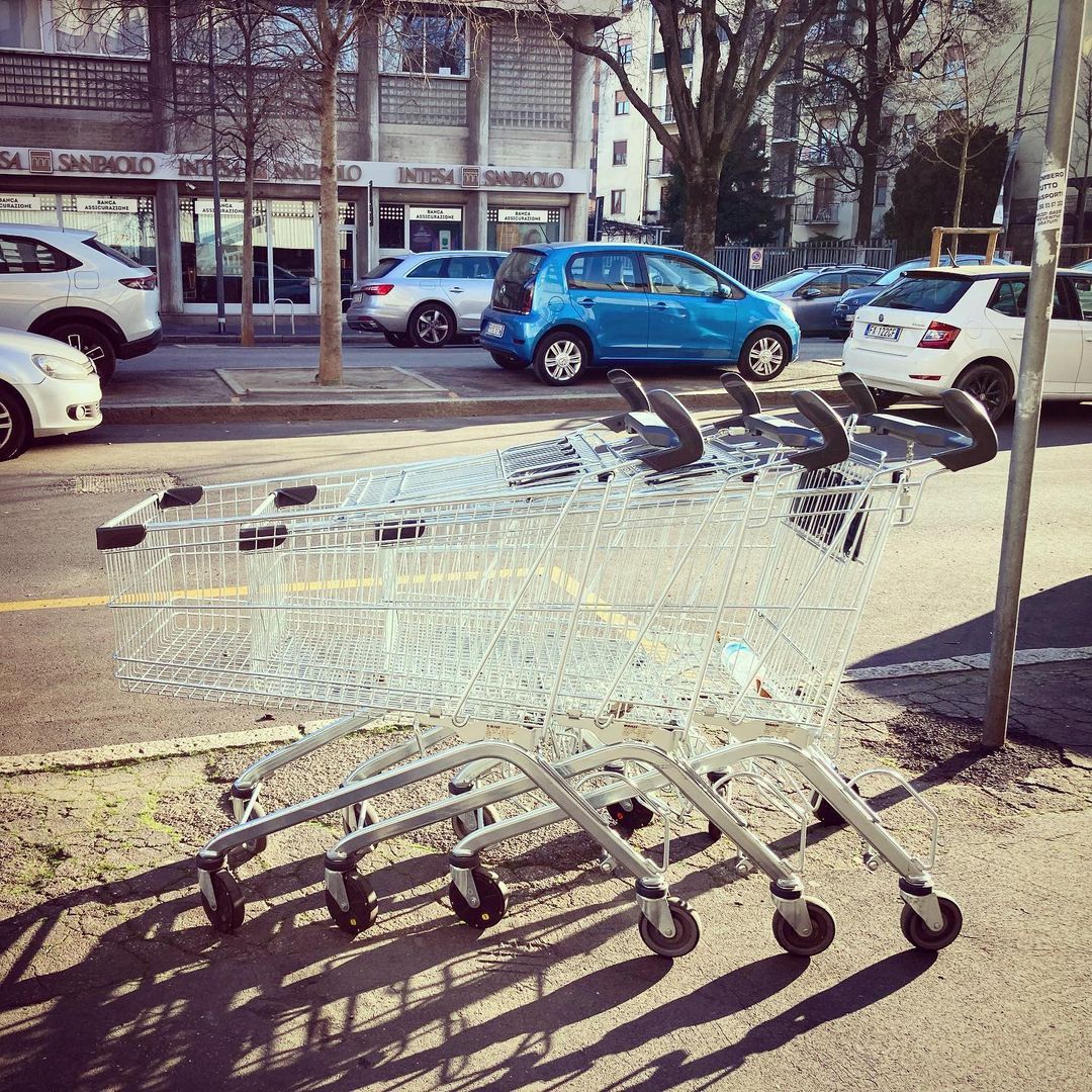 We are family / Get up everybody and sing #carrellismarriti #walking #family #sistersledge #together #barona #milan (presso Barona)
https://www.instagram.com/p/CozBrPcMjh-/?igshid=NGJjMDIxMWI=