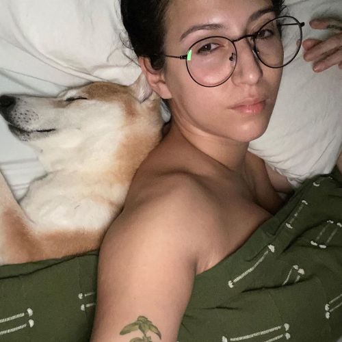 She takes up the entire bed. https://www.instagram.com/p/CALW8caAWXF/?igshid=1rt0z17l01s5x