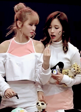 kpopmeltsmybrain13:  The day that MiMo kissed each other in front of everyone ~~