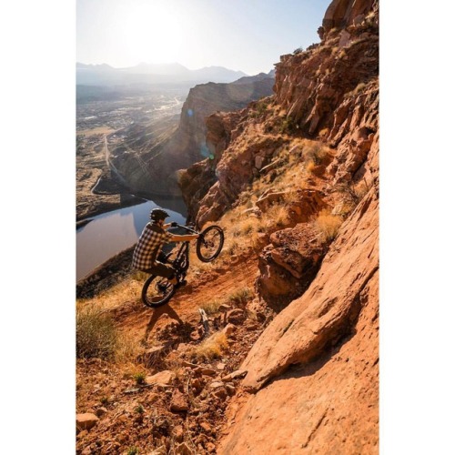 thewideeyedworld: Have a “wheelie” great Wednesday! (at Portal Trail)