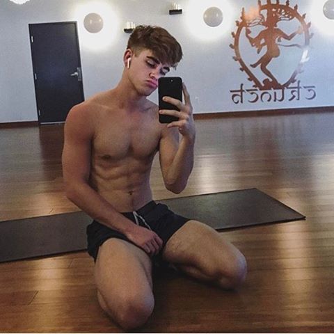 hgteens:  He is so cute 😍  Model: @daddy_crawf