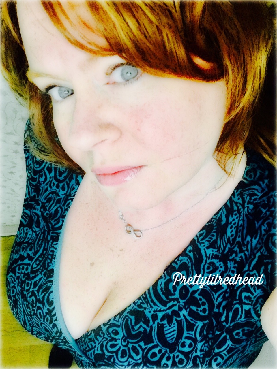 prettylilredhead:  At work selfie’s…. little pretty bra flash… Hump day eve