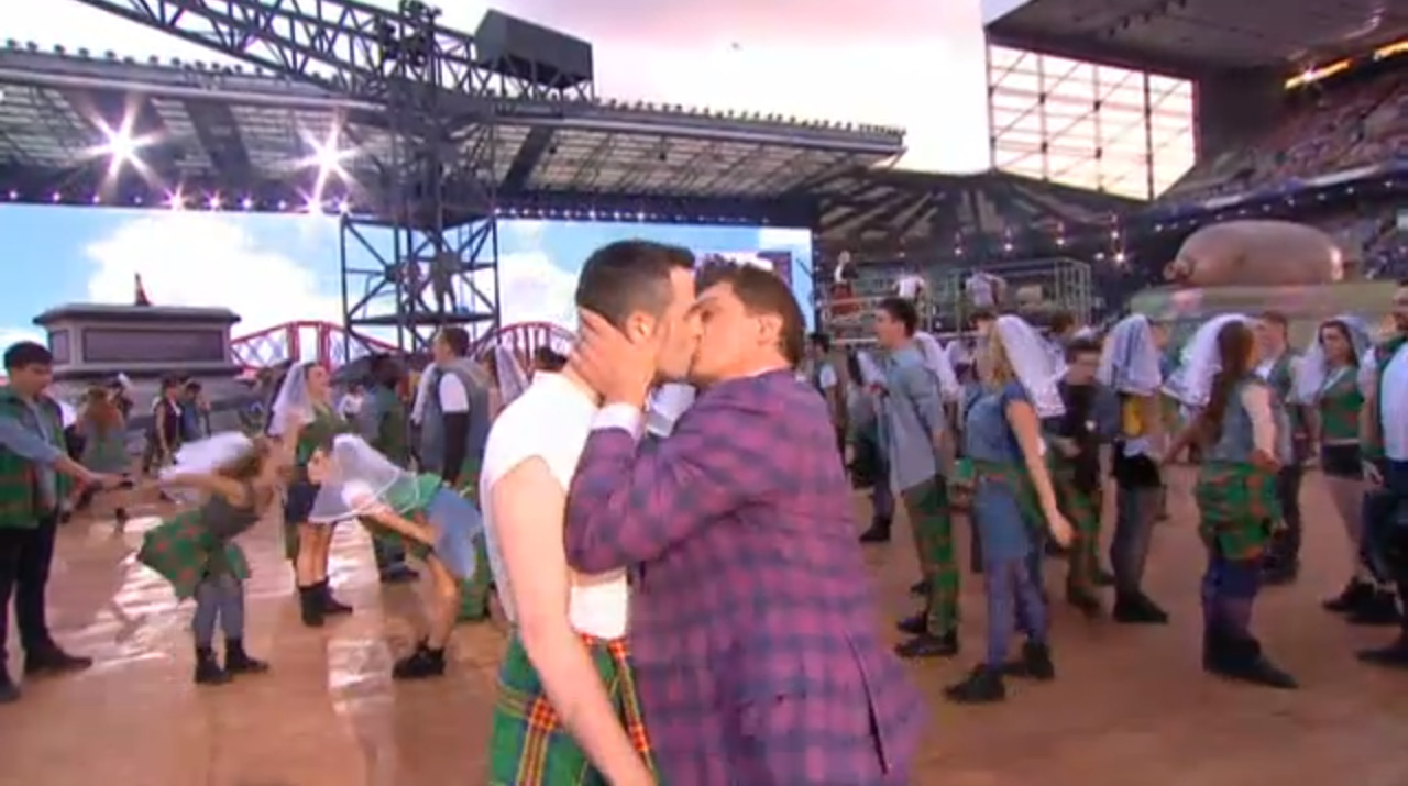 theshitneyspears:
“ John Barrowman kisses a male actor at the opening of the Commonwealth Games (a sort of olympics between countries that used to belong to Great Britain) to show support for gay rights despite it being illegal to be gay in 42...