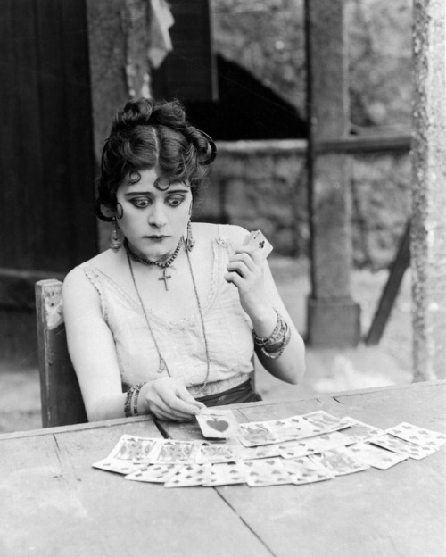 moviesandnaps-deactivated201605:Theda Bara in 1915’s silent film Carmen