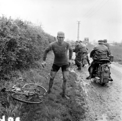 classicvintagecycling: Raymond Poulidor, Paris-Roubaix, 1966.