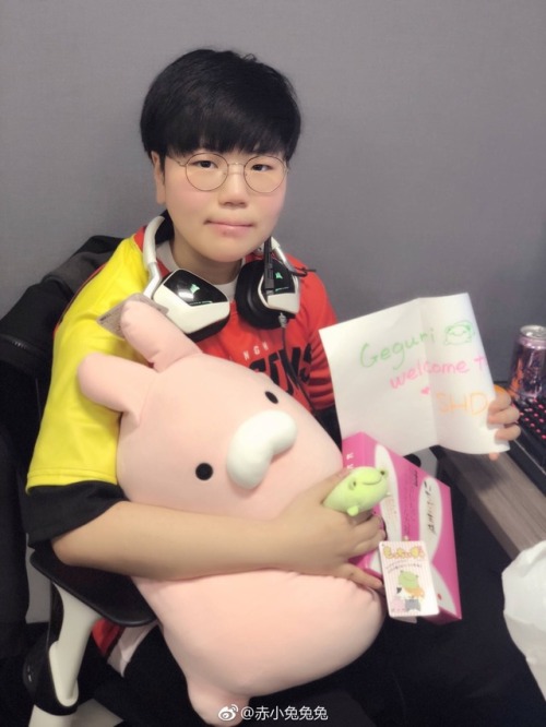 manoowl:chixiaotu: geguri is really really really (x8) cute two fans sent her some little gifts toda