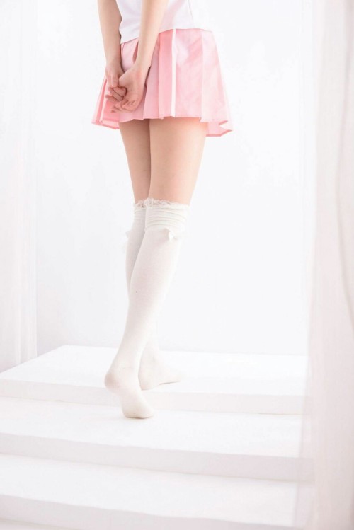 namiyorirobinha:  白い階段 