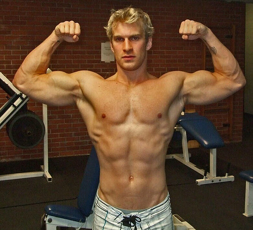 Beefy Blonde Show us your Gunz! [click here]