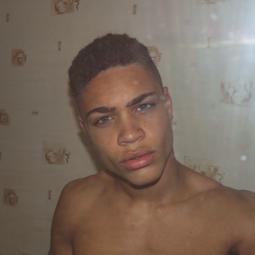 majiinboo:  he’s like 15   yall got me fucked up, that’s why i’m only dating niggas 30+