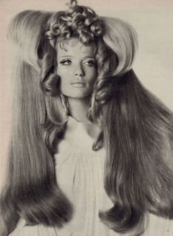 sendommager:  Vogue US 1968Veruschka photographed