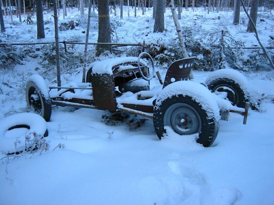 brainfreezzze:  hotrodzandpinups:  Winter wonder rods  Love seeing pictures of hotrods