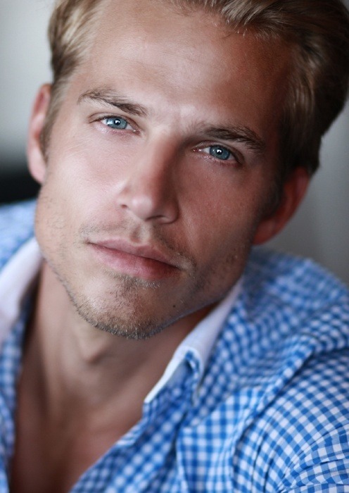 dudes-n-selfies:  Aaron Brueckner 