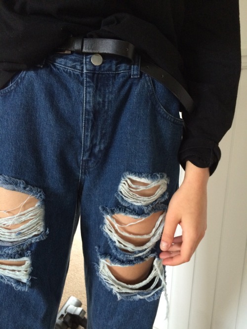 abbielengey:  If I was an item of clothing I’d be my jeans- extremely distressed