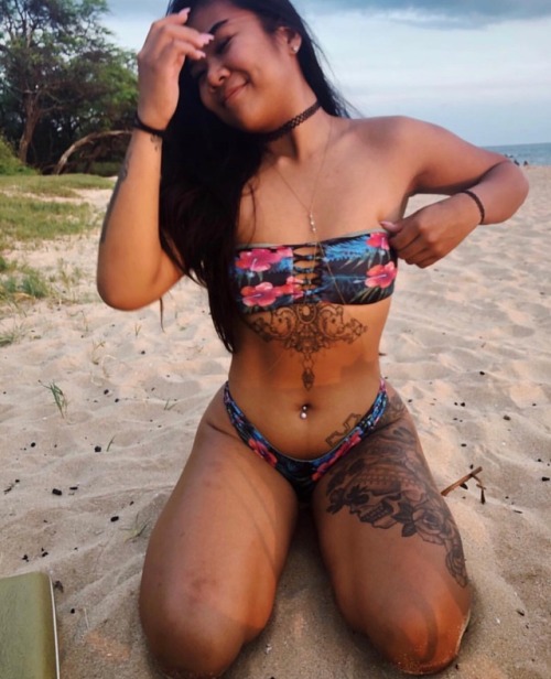 sassykin:808babez: na-wahine-nani: Heather - Maui  Solid curves (especially those thighs) for a 19 y