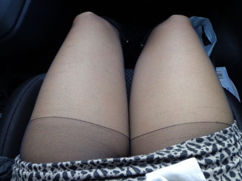tights-are-all-women-need:Love seeing this in cars!